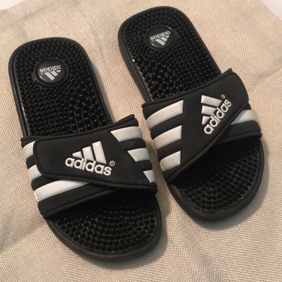 le adidas ragazze numero 4 poshmark calcio diapositive le adidas ragazze numero 4 poshmark calcio diapositive